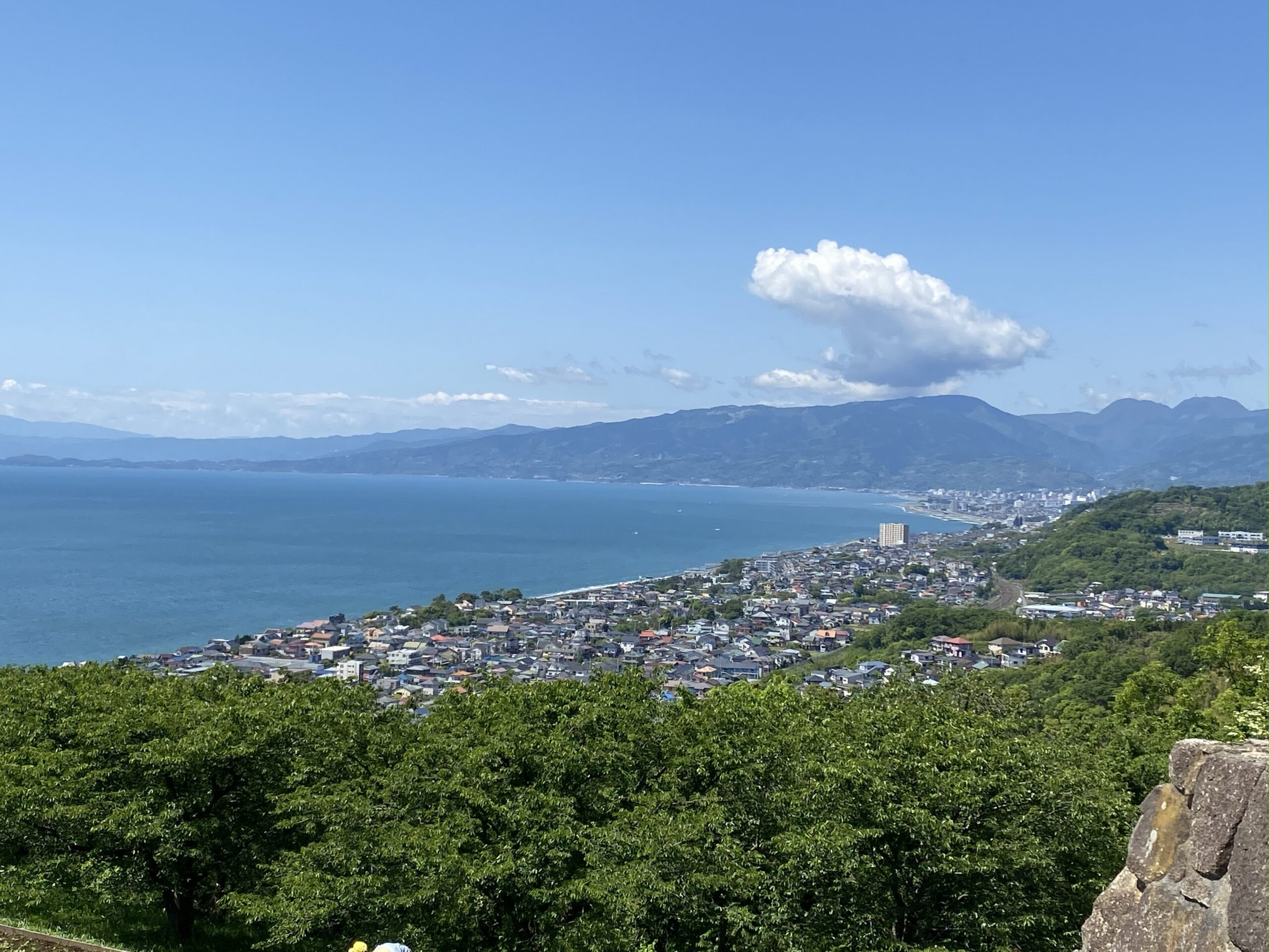 吾妻山公園から見渡す相模湾と二宮周辺の街並み